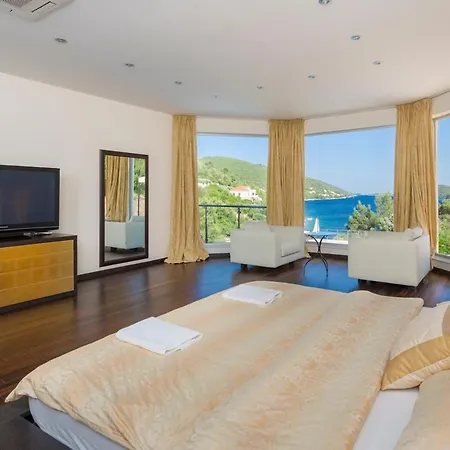 Villa Sleeps 14 Pool Air Con Wifi *