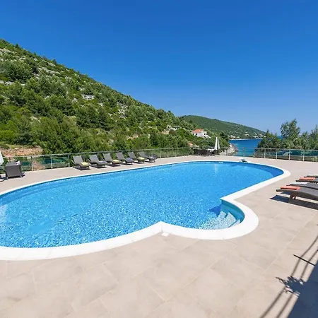 Villa Sleeps 14 Pool Air Con Wifi *