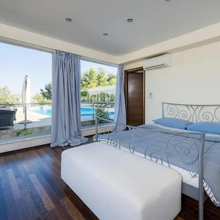 Sleeps 14 Pool Air Con Wifi Villa Potirna