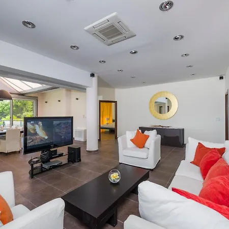 Sleeps 14 Pool Air Con Wifi * Potirna