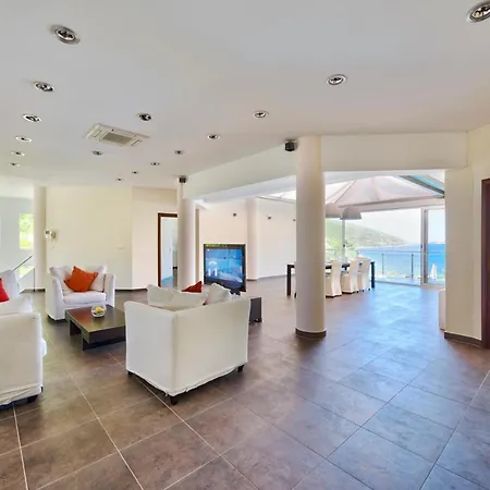 Sleeps 14 Pool Air Con Wifi Vila Potirna