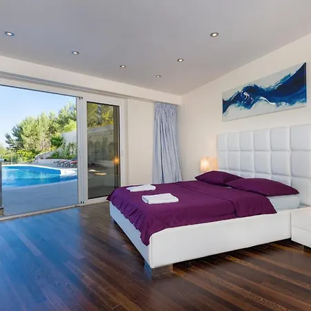 Sleeps 14 Pool Air Con Wifi *