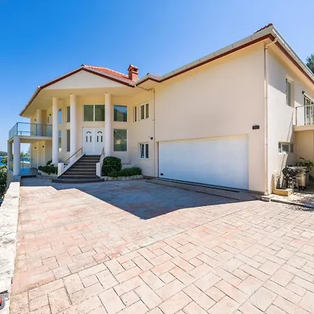 Sleeps 14 Pool Air Con Wifi *