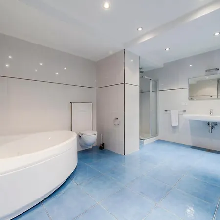 Sleeps 14 Pool Air Con Wifi * Potirna