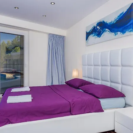 Sleeps 14 Pool Air Con Wifi