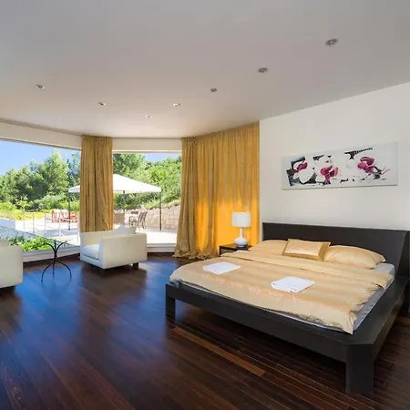 Sleeps 14 Pool Air Con Wifi Vila Potirna